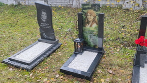 Вертикальный стеклянный памятник прямоугольной формы с гранитной лампадой