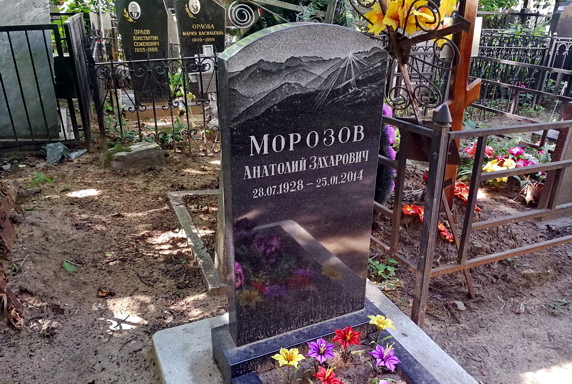Вертикальный памятник с гравированным фоном